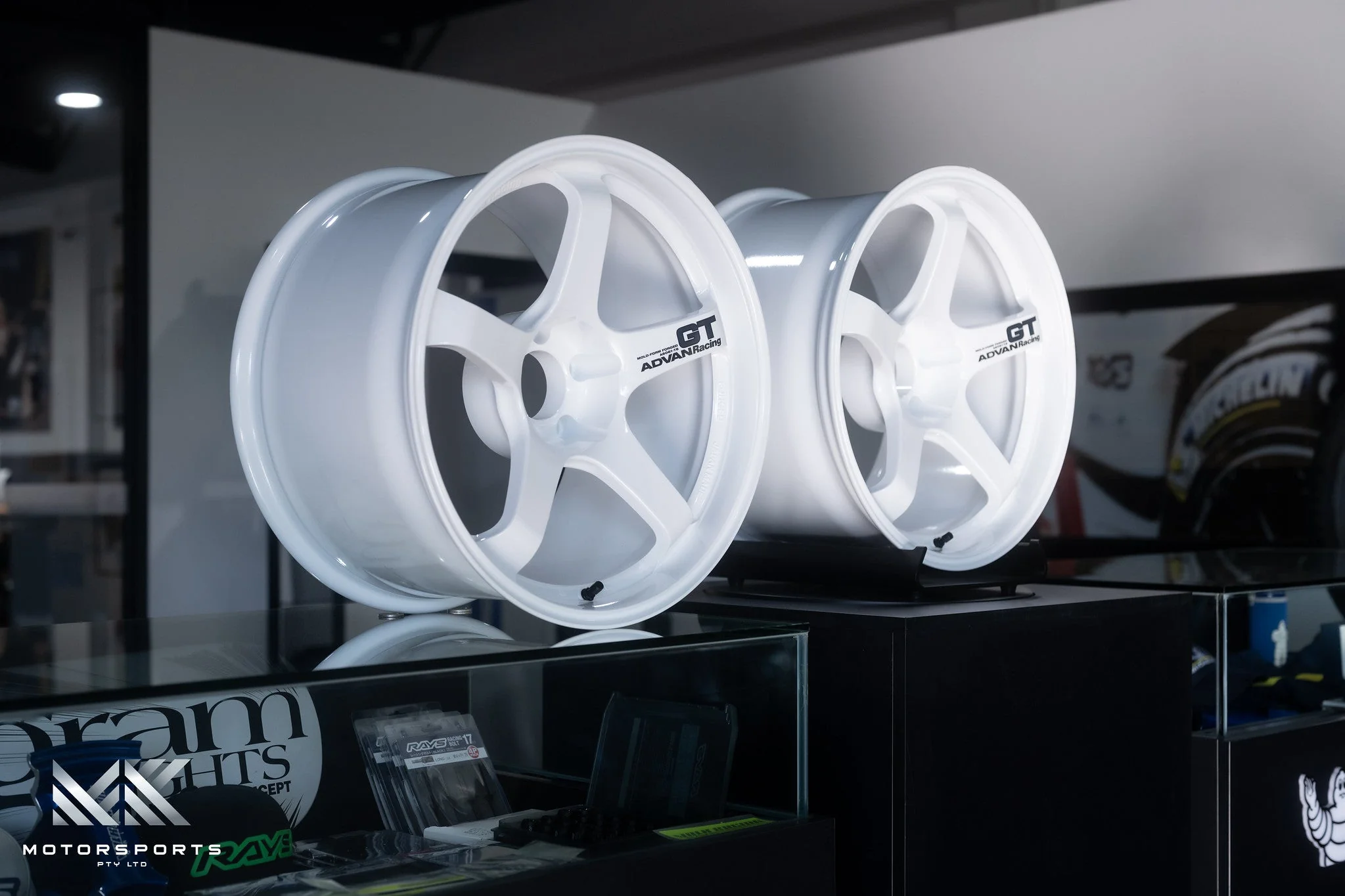 Advan GT 18x11 +15 5x114.3 Racing White - Image 3