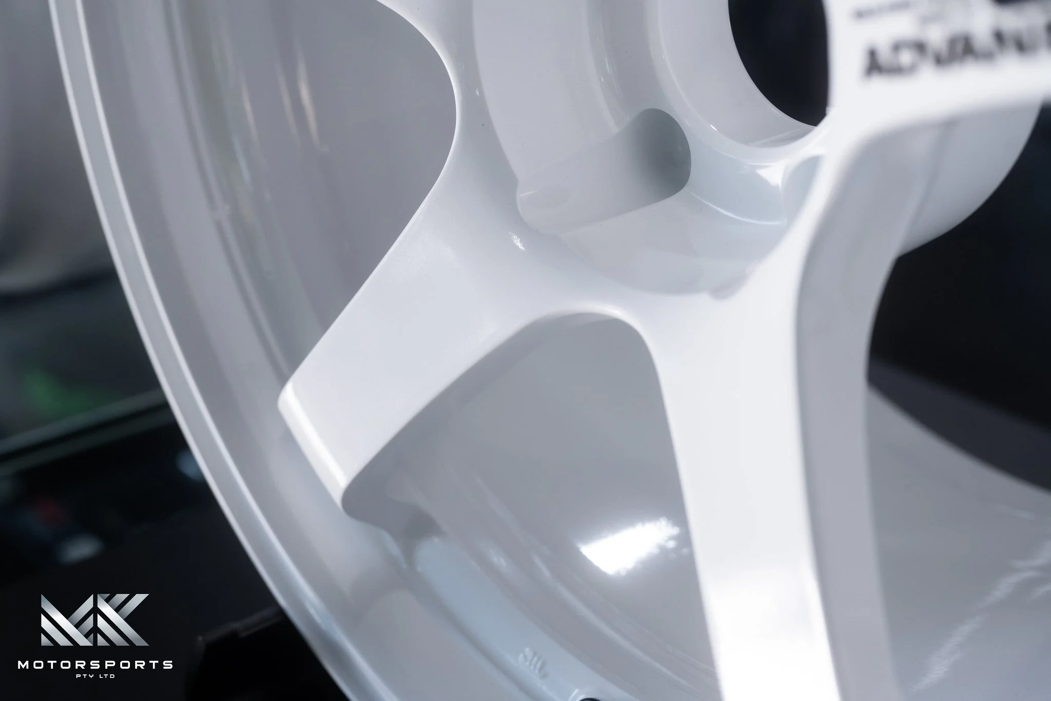 Advan GT 18x11 +15 5x114.3 Racing White - Image 6